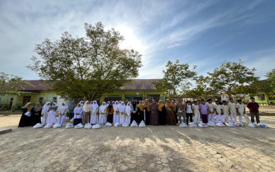 MTsN 1 Aceh Tamiang Gelar Pembagian Raport Semester Ganjil, Dirangkai dengan Penyerahan Bantuan Buku dan Santunan Yatim